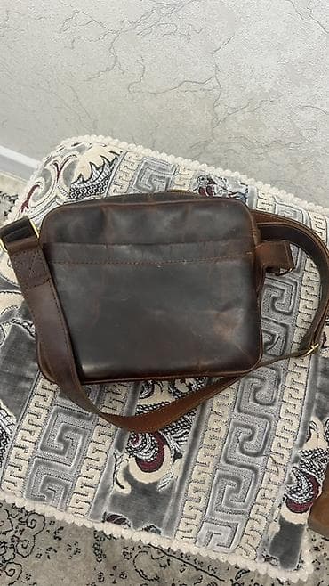 для паспорта: Мужская сумка через плечо из натуральной кожи, цвет темно-коричневый — 3