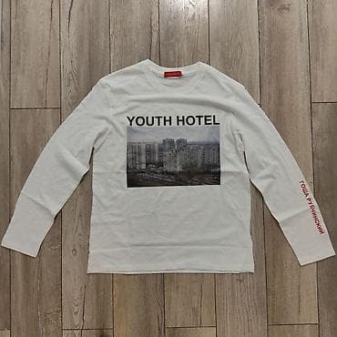 Баш кийимдер: Лонгслив белого цвета с принтом “YOUTH HOTEL”. Описание: - Фасон — 1