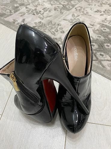 second hand obuv: Каблуки 17см черный вечерний
Состояние хорошая 9/10
Удобная и стильная — 4