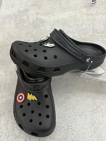 обуви: Crocs Classic, чёрные сабо с джиббитсами - Оригинальная модель: Crocs — 3