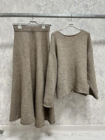 Женские комплекты одежды в спокойной нейтральной гамме. Варианты: 1)