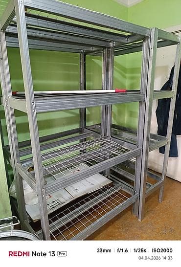 Металлический стеллаж для хранения, очень вместительный и удобный -