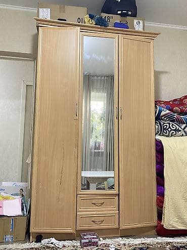 прихожая шкаф купе: Трёхстворчатый шкаф для одежды из светлого древесного оттенка. - — 1