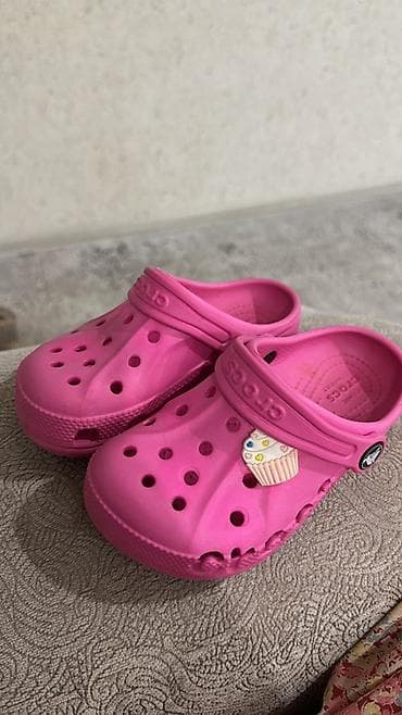 Детские сабо Crocs Classic, цвет ярко-розовый. - Оригинальный дизайн at lalafo.kg Детские сабо Crocs Classic, цвет ярко-розовый. - Оригинальный дизайн