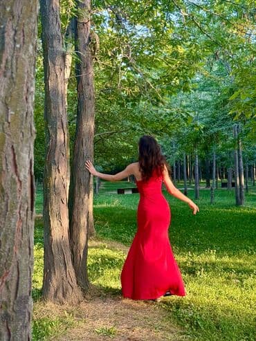 длинное платье в пол с открытой спиной: Продаю вечерние платья все новые черное-5000 зеленое- 5000 — 7