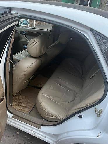 мало метражка: Белый седан компакт-класса с четырьмя дверями. Кузов и внешний вид: - — 6