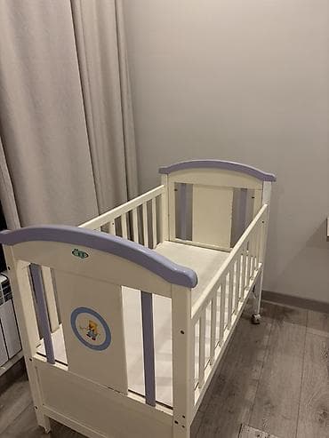 Детская кроватка на колёсиках, выполнена в классическом дизайне в at lalafo.kg Детская кроватка на колёсиках, выполнена в классическом дизайне в