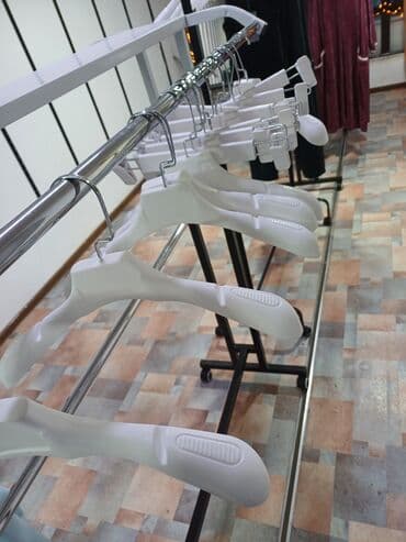 оборудование для магазина: Навесная система для магазина одежды: вертикальные перфорированные — 9