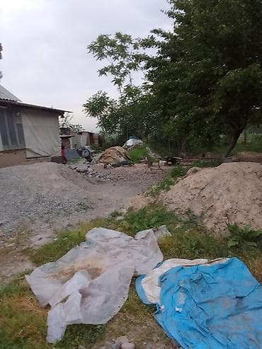 Кыймылсыз мүлк: Час2-бөлмөлү времянка сатылат.Участогу 5-соток.Үй бурчта жайгашкан — 5