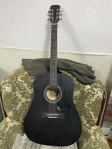 Акустическая гитара, полноразмерная форма дредноут. Цвет — матовый