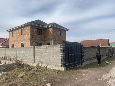 Продается двухэтажный кирпичный дом с полноценным огражденным