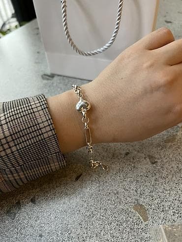 versace bright crystal: Серебристый браслет с подвеской-сердцем - Дизайн: комбинированная — 1