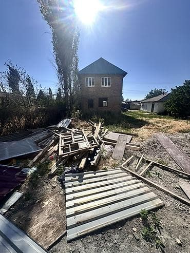 Дома: Продаётся двухэтажный кирпичный дом с участком. Характеристики: - — 4