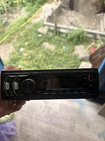 Автомагнитола 1-DIN с USB/AUX и линейными выходами Описание: -
