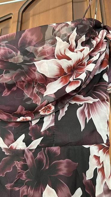 юбка вечерняя: Длинное женское платье на бретелях с цветочным принтом. - Фасон — 3