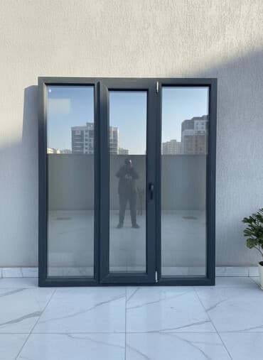 пластиковые витражи: Трехстворчатое окно с рамой темно-серого цвета, оснащенное ручкой для — 1