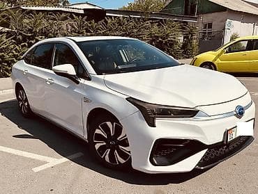 GAC: GAC Aion S – современный электрический седан в белом цвете. Запас — 1