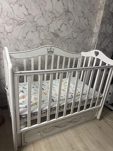 стандартный размер детского пододеяльника: Детская кроватка классического белого цвета с фигурными спинками и — 1