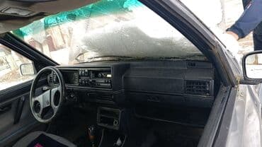 Volkswagen Jetta: 1990 г., 1.8 л, Механика, Седан — 5