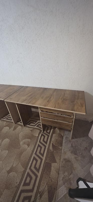 Офисные шкафы: Продаю два стола по 2100 сомов каждый — 4
