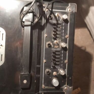 студийное оборудование: Акустическая система с черным корпусом и металлической сеткой — 8