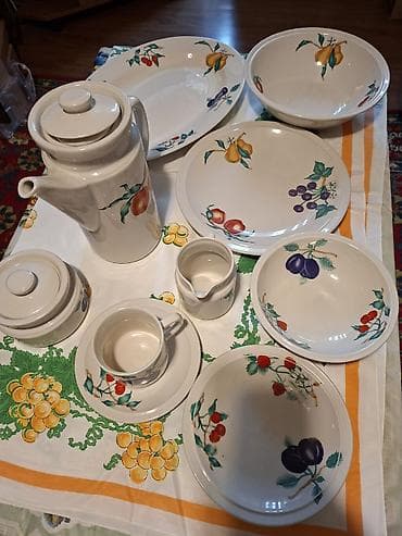 4 pot: Фарфоровый сервиз с фруктовым декором на 8 персон. Состав набора — 2