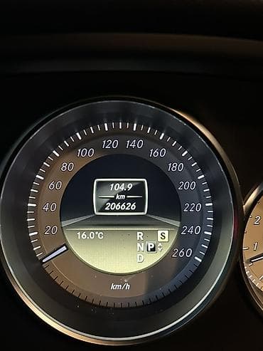 подголовники с монитором: Просторный кожаный салон бизнес‑класса с полноценным задним — 8