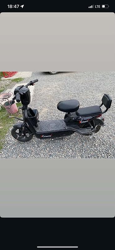 Электроскутер Kiwo, черный - Компоновка: удлиненная платформа с двумя