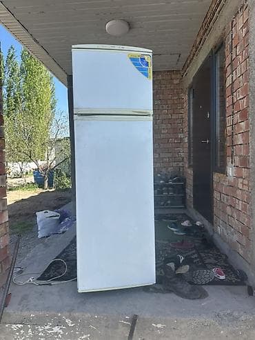 Двухкамерный холодильник с верхней морозильной камерой