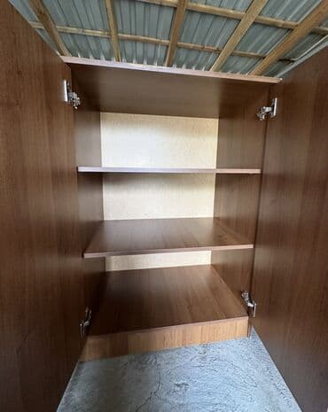 шкаф с тумбочками: Шкаф для хранения из дерева с тремя дверцами, выполненный в коричневом — 2