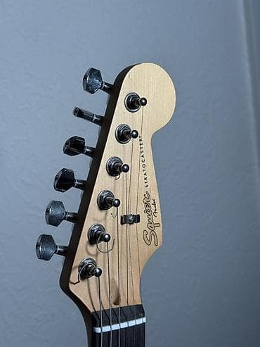 squier: Оригинальная Электрогитара Squier Stratocaster в классическом черном — 3