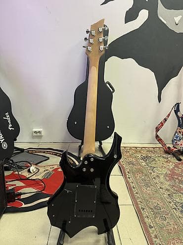 пл: Электрогитара типа Warlock и Soloist. Выглядит эффектно. Звук мощный — 6
