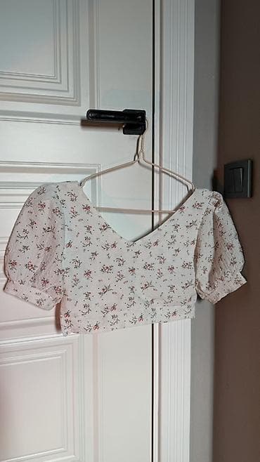 pull beer: Короткий топ/блузка с цветочным принтом. - Модель: укороченный - — 2