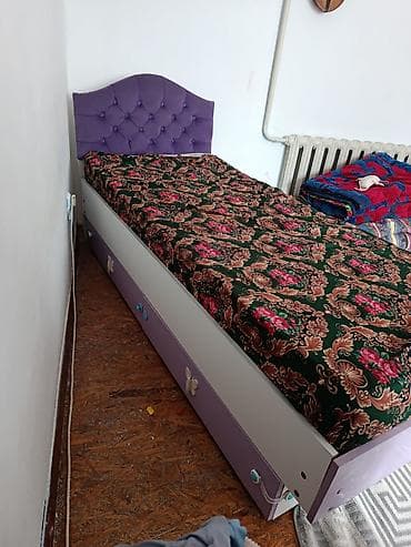 Детский комплект мебели в сиренево-белой гамме с декоративными