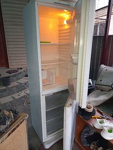 a way out: Холодильник Indesit, Б/у, Двухкамерный, De frost (капельный), 2 * — 2