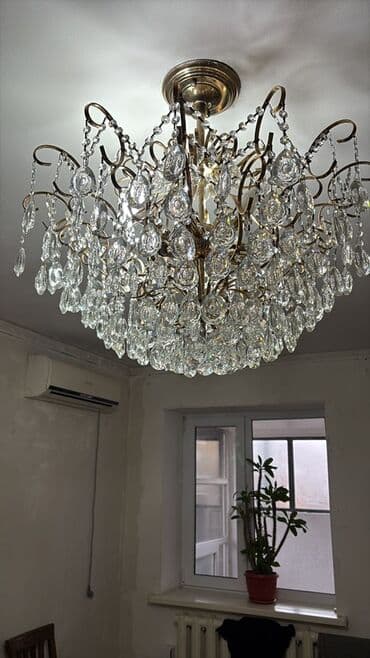 Продается классическая потолочная люстра с хрусталем. Состояние