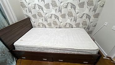 bunk bed: Кровать с матрасом, нужно обновить фанеру и заменить или починить одну — 2