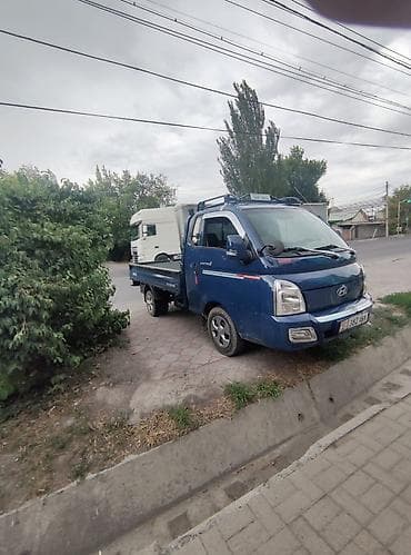 Транспорт: Hyundai Porter II — малотоннажный бортовой грузовик синего цвета — 3