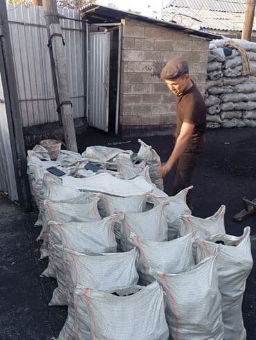 уголь орешек в мешках: Уголь Кара-Кече, Бесплатная доставка, Платная доставка, В розницу, Фракция: Орех (О), В мешках — 2