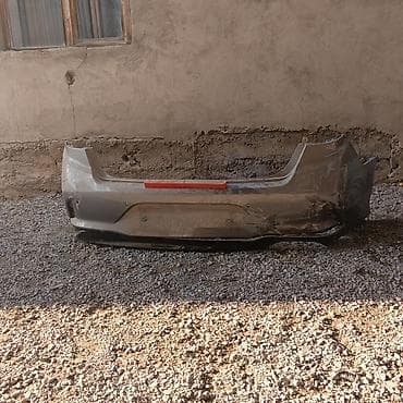 Задний бампер для легкового автомобиля. - Материал: пластик. - Цвет