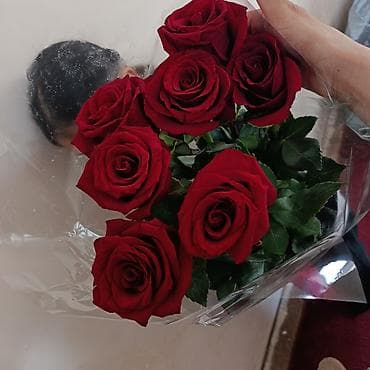 розы из ленты: Букеты из свежих цветов - Пышный смешанный букет в яркой розовой — 3