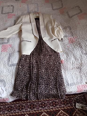 женский костьюм: Костюм женский ESTA LINE, размер 38 (указан на ярлыке). Состав — 3