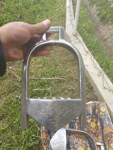 стол с двумя ящиками: Пара металлических стремян для седла - Материал: полированный металл — 2