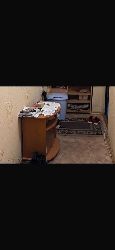 раздаточный стол: Продается компактная тумба столик с двумя стеклянными дверцами. - — 1