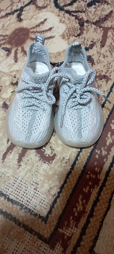 Детские кроссовки в стиле Yeezy, цвет светло‑серый. - Размер