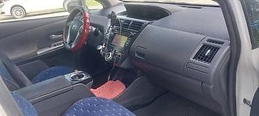 семейный авто: Toyota Prius V: 2012 г., Гибрид, Универсал — 9