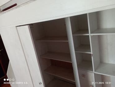 офисные мебели: Многофункциональная кровать-чердак светлого оттенка, оснащенная всем — 2