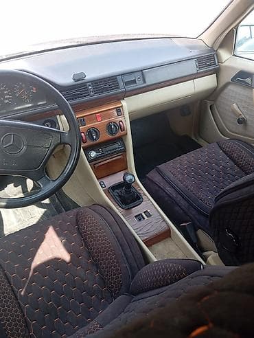 Mercedes-Benz — интерьер классического седана (W124 серия). Основные