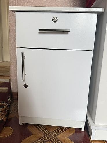 Офисные столы: Белая тумба с замками - Компактная напольная тумба с верхним — 1