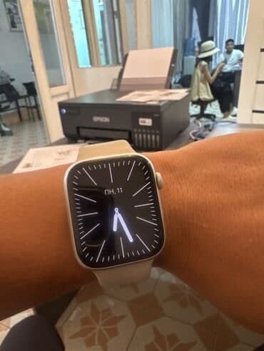 apple watch купить: Элегантные смарт-часы с прямоугольным корпусом и бежевым ремешком — 1